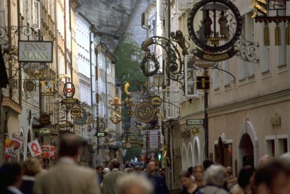 Na Getreidegasse, ulici Mozartovega rojstva, delajo na tleh gnečo pešci, v zraku pa znameniti kovinski izveski.