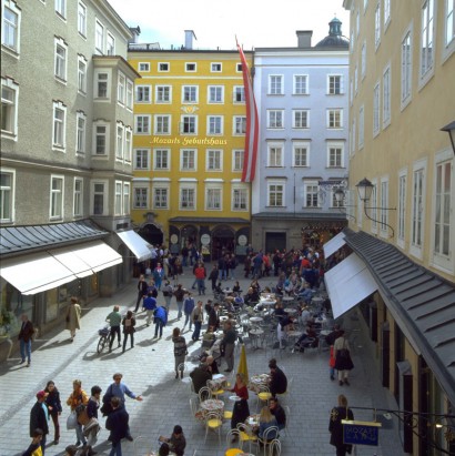 Pogled s trga Hagenauerplatz na hišo, v kateri je leta 1756 na svet prijokal Wolfgang Amadeus Mozart.