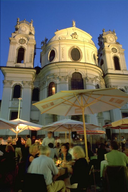 Kollegienkirche oziroma Univerzitetno cerkev srečate med sprehodom od Mozartove rojstne hiše na Getreidegasse 9 do Salzburške katedrale.