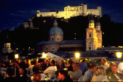 Počitek po napornem dnevu pred prelepimi kulisami trdnjave Hohensalzburg in Salzburške katedrale.