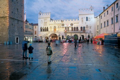 Pretorska palača na nekdanjem trgu Platea Communis, danes Titovem trgu. V času vladavine Benečanov mestna hiša, je danes najdragocenejši koprski arhitekturni spomenik. Tudi Titov trg velja za enega najlepših kar so jih zgradili Benečani.