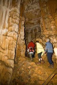 Turistična pot med mogočnimi kapniškimi stebri