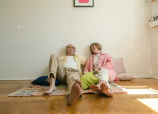 Kakšna naj bo temperatura v dnevni, kakšna v spalnici? A elderly couple resting together on the floor