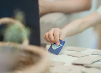 Spomin: Večna igra, ki pomaga ohranjati kognitivne sposobnosti A kid s hand holding a blue card