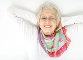 Moč antioksidantov v boju proti staranju A senior lady posing on white background look like relaxing