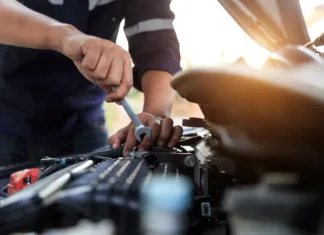 Servis avtomobila – nujno zlo vsakega voznika? To lahko naredimo sami Automobile mechanic repairman hands repairing a car engine automotive workshop with a wrench, car service and maintenance,Repair service.