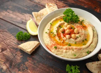 Humus Kalamata za tekaško popotnico Hummus with olive oil, paprika, lemon and pita bread.