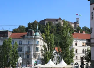 Celo leto kralj, s kartico Royal Ljubljana, L, Slovenia - August 15, 2023: Ancient Palace and called Preseren Square