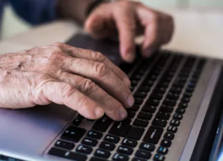 Koliko ur lahko delate, če ste upokojeni in koliko lahko zaslužite? roke na tipkovnici