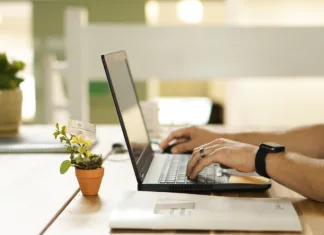 Strah pred tehnologijo je odveč. Gre za nov način povezovanja online, connection, laptop