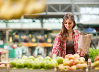 Volk sit, koza cela – Za Slovenijo brez zavržene hrane shopping woman buying fruit at the market
