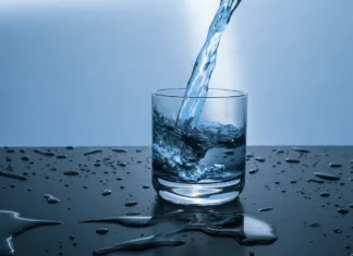 Dehidracija pri starejših: previdno v vročih dneh water, nature, glass