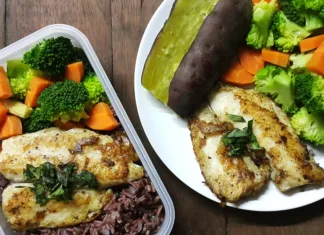 Prehrana za zlata leta: zdravi in okusni nasveti Diet food, Clean eating, Chicken steak and vegetable : toamto, broccoli, carrot, baby corn, sweet potato and rice in box meal on woodden table