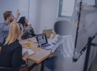 Slovenskim zdravstvenim inovatorjem se odpira nova priložnost za skupne inovacije z vodilnimi evropskimi farmacevtskimi podjetji Skupina ljudi v pisarni