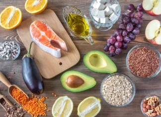 Kako obvladovati holesterol na naraven način? Foods providing low cholesterol diet on the wooden background