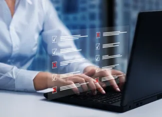 Poznate novo aplikacijo Moja eKmetija? Survey form, check marks on checklist, filling online form and answering questions concept.