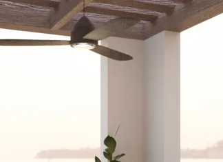 Ste vedeli? Tako učinkovito preženete nadležne komarje A cozy outdoor balcony lounge featuring a wicker lounge chair with pillows, a wooden side table, a ceiling fan on a wooden ceiling, and a railing with a nature view. 3d render, 3d illustration