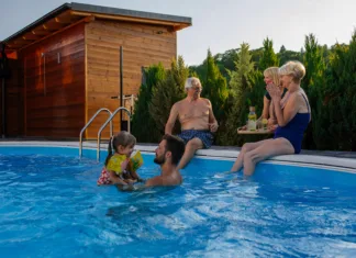 Zeleni lasje po bazenu? Preverite, kako to preprečiti in odstraniti zelenkast sijaj Family gathering at the pool. Some of them sitting at the poolside, someone of them swimming