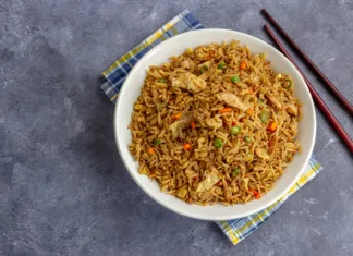 Recept za 1, 2, 3 obrok: Zelo enostaven pečen riž z jajci Chinese Non-Veg Fried Rice in a Bowl Top Down Photo