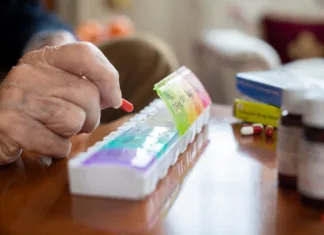 Pogoste zdravstvene težave pri starejših in nasveti, kako jih preprečiti Close Up Of Senior Man Organizing Medication Into Pill Dispenser