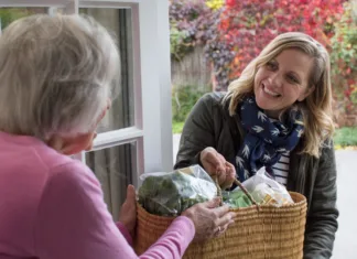 Nič ni narobe, če prosite za pomoč: gre za znak moči Female Neighbor Helping Senior Woman With Shopping