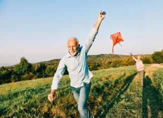 Novo življenje: 7 majhnih, a pomembnih sprememb Happy active senior couple with kite outdoors
