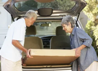 Kako pravilno dvigniti breme, da še dodatno ne bremenite hrbtenice in drugih sklepov? Senior Couple Loading Large Package Into Back Of Car