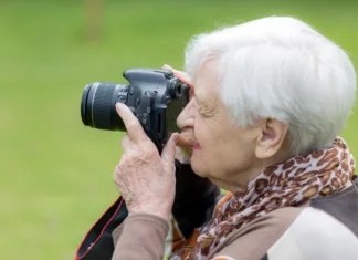 7 hobijev za starejše Senior women having fun using modern technology. Showing healthy and active lifestyle for seniors over 80 years old. No makeup.