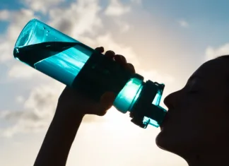 Vročinski val je tu – pazite na hidracijo! Young woman drinking water.