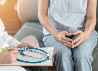 Kolonoskopija: kar brez strahu Doctor or psychiatrist consulting and diagnostic examining stressful woman patient on obstetric - gynecological female illness, or mental health in medical clinic or hospital healthcare service center