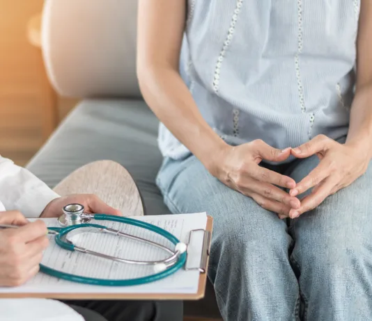 Kolonoskopija: kar brez strahu Doctor or psychiatrist consulting and diagnostic examining stressful woman patient on obstetric - gynecological female illness, or mental health in medical clinic or hospital healthcare service center