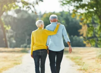 V Sloveniji narašča število starejših, vse bolj tudi uporabljajo tehnologijo Happy active senior couple walking and holding hands outdoors