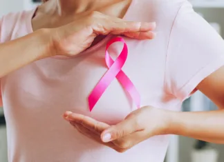 Roza oktober: Mesec osveščanja o boju proti raku dojk Asian woman show pink ribbon as sign of October Breast Cancer Awareness month