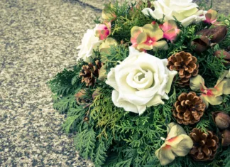 Koraki za izdelavo nagrobne ikebane floral wreath decoration lying on the grave