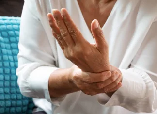 Revma: Vse, kar morate vedeti o simptomih, zdravljenju in preventivi old woman suffering from wrist hand pain, health problem concept