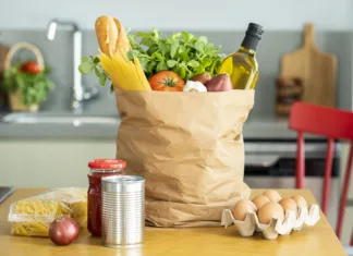 Tako lahko znižate stroške za hrano Online buying and delivery concept