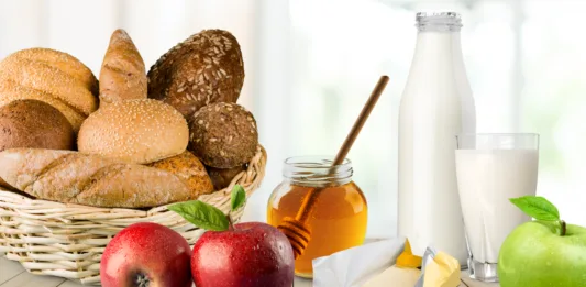 slovenski zajtrk med maslo kruh jabolka mleko