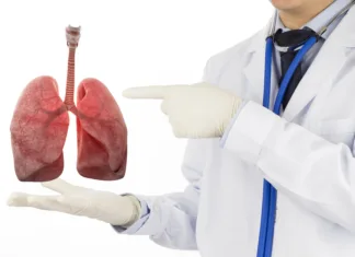 Kronična obstruktivna pljučna bolezen (KOPB): Vzroki, simptomi, zapleti in zdravljenje doctor check respiratory of lung , lungs disease , 3D concept