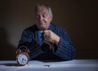 3 naravni napitki za bolj umirjen spanec Mature man suffering from insomnia in the middle of the night