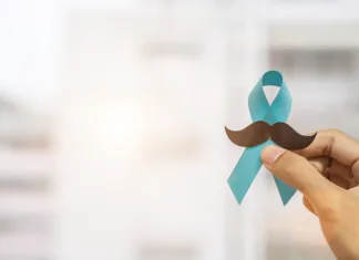 Movember: kaj morate vedeti o zdravju moških in rednih pregledih November Prostate Cancer Awareness month, Man holding Blue Ribbon with mustache for supporting people living and illness. Healthcare, International men, Father and World cancer day concept
