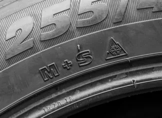 Zimske pnevmatike: kdaj in zakaj jih menjati ter kaj pomenijo oznake Tire side view with M plus S and 3PMSF marking or Mud and Snow and Three Peak Mountain Snow Flake symbol