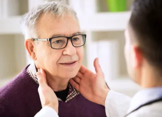 Otekle bezgavke – kdaj je čas za skrb? Doctor examining old patient lymph glands, throat inflammation