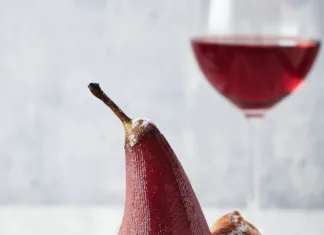 3 silvestrske sladice, ki so videti prestižno, a so enostavne za pripraviti Poached pears in red wine with cinnamon.