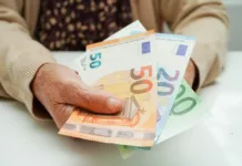 Nekateri danes prejmejo do 120 evrov višjo pokojnino Retired elderly woman holding Euro banknotes money and worry about monthly expenses and treatment fee payment.