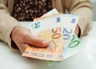 Rok za vložitev vloge za zagotovljeno vdovsko pokojnino podaljšan za dve leti Retired elderly woman holding Euro banknotes money and worry about monthly expenses and treatment fee payment.