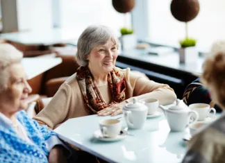 45 zabavnih zimskih aktivnosti za starejše Senior woman sitting in cafe with friends