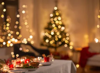 Popoln meni za božično večerjo winter holidays and celebration concept - blurred lights and table served for christmas dinner party at home