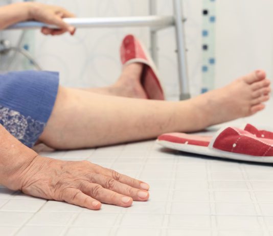 Majhne spremembe v kopalnici, ki preprečijo padce elderly falling in bathroom because slippery surfaces