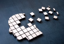 Poklici, ki zmanjšujejo tveganje za Alzheimerjevo bolezen? Head made of cubes as a symbol of dementia and Alzheimer disease.