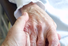 7 vprašanj, ki si jih morate zastaviti, če razmišljate o domači oskrbi za svojca hand, aged, care, sympathy, senior, elderly, woman, human, dependent, loneliness, fear, vulnerable, old, sympathy, sympathy, sympathy, sympathy, sympathy, senior, elderly, elderly, elderly, elderly